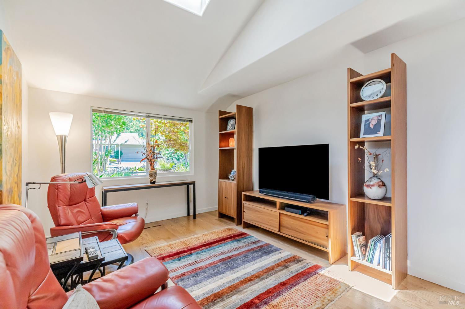 Detail Gallery Image 5 of 36 For 464 Oak Brook Ct, Santa Rosa,  CA 95409 - 2 Beds | 2 Baths