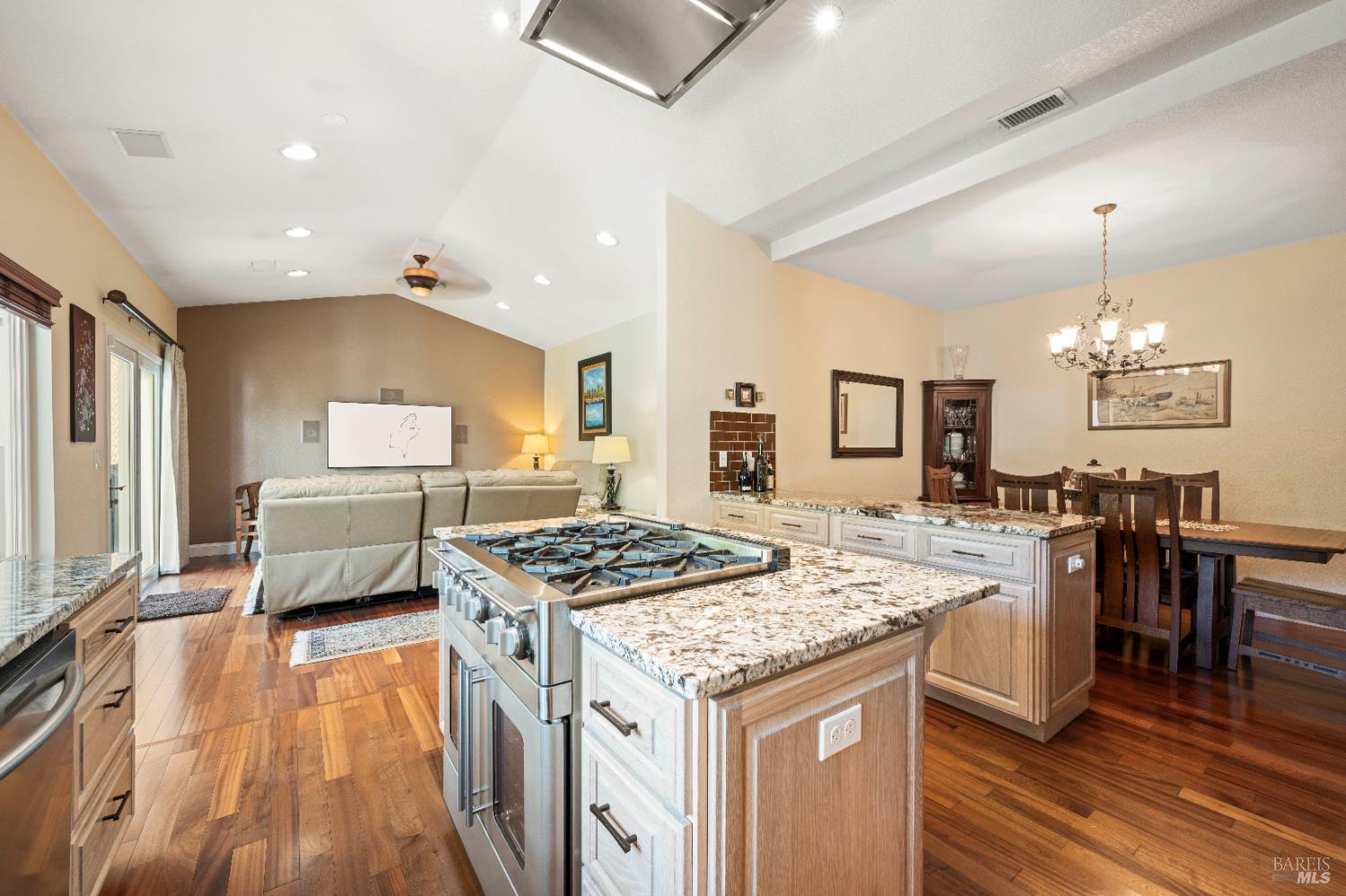 Detail Gallery Image 10 of 54 For 967 Cedar Brook Ln, Vacaville,  CA 95687 - 4 Beds | 2/1 Baths