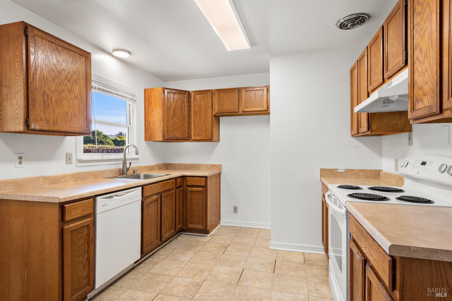 Detail Gallery Image 8 of 26 For 3469 Idaho Dr, Santa Rosa,  CA 95405 - 3 Beds | 1 Baths
