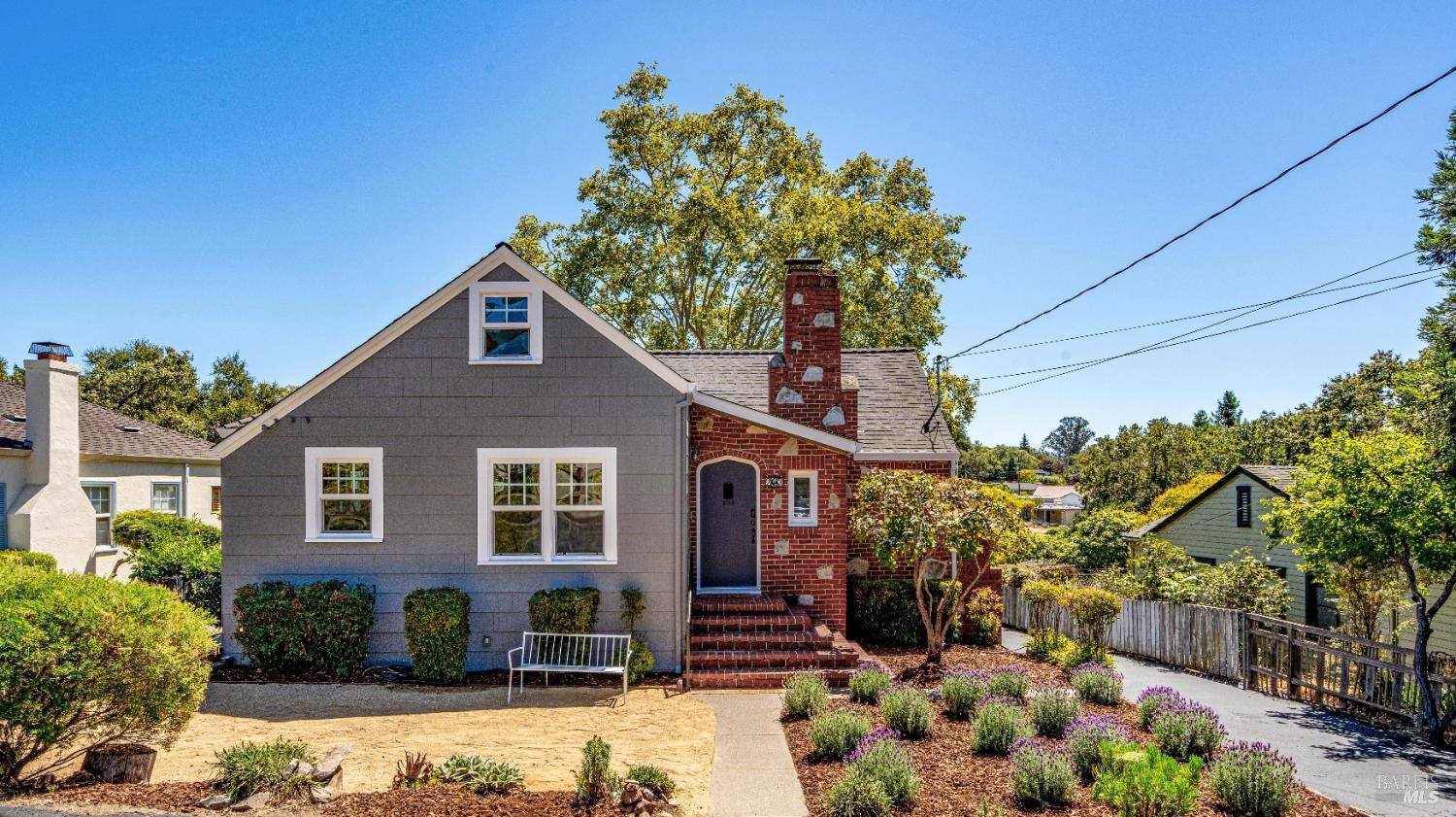 Detail Gallery Image 2 of 77 For 203 E 1st St, Napa,  CA 94559 - 4 Beds | 2/1 Baths