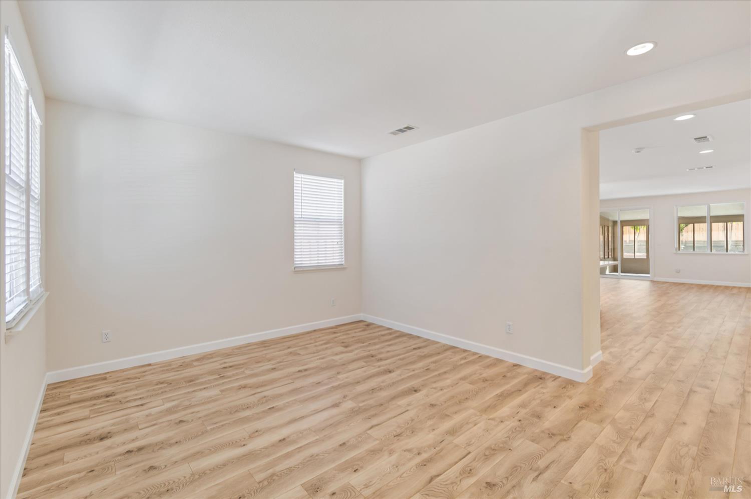 Detail Gallery Image 9 of 13 For 7312 Abbey Dr, Vallejo,  CA 94591 - 5 Beds | 3 Baths