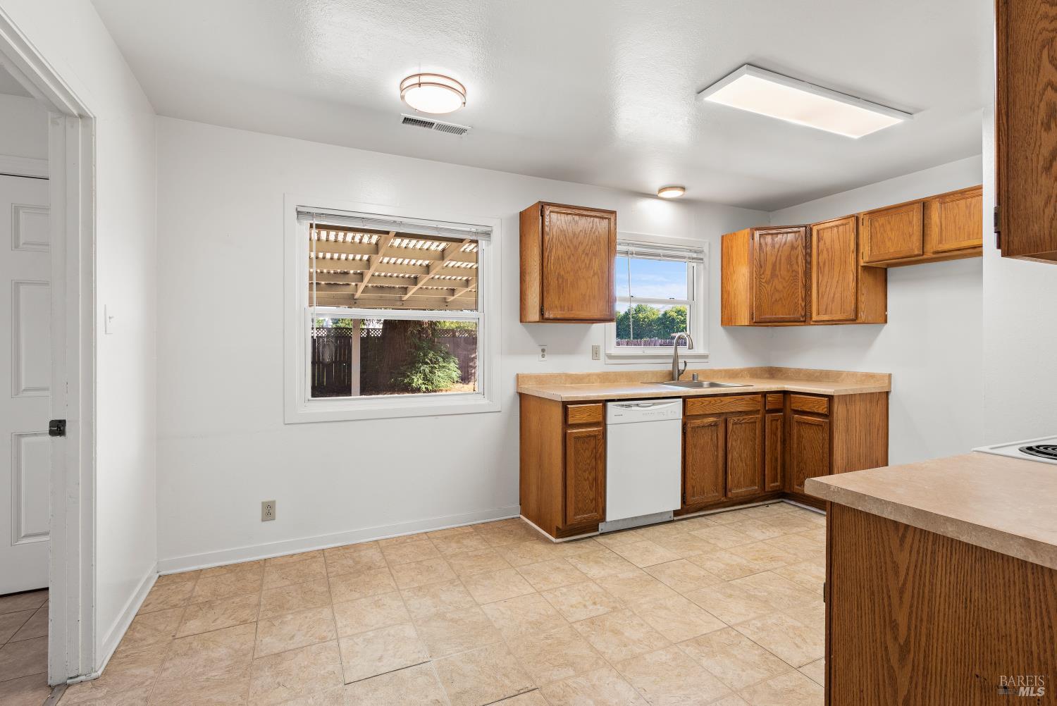 Detail Gallery Image 7 of 26 For 3469 Idaho Dr, Santa Rosa,  CA 95405 - 3 Beds | 1 Baths