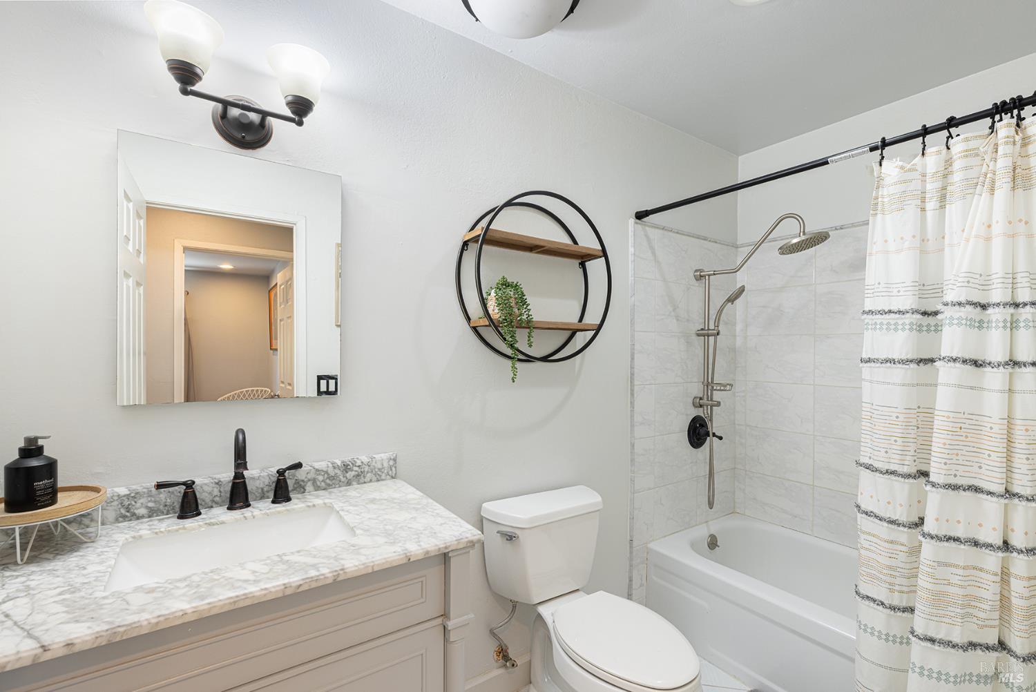 Detail Gallery Image 12 of 27 For 1538 Surrey Dr, Santa Rosa,  CA 95401 - 2 Beds | 1 Baths