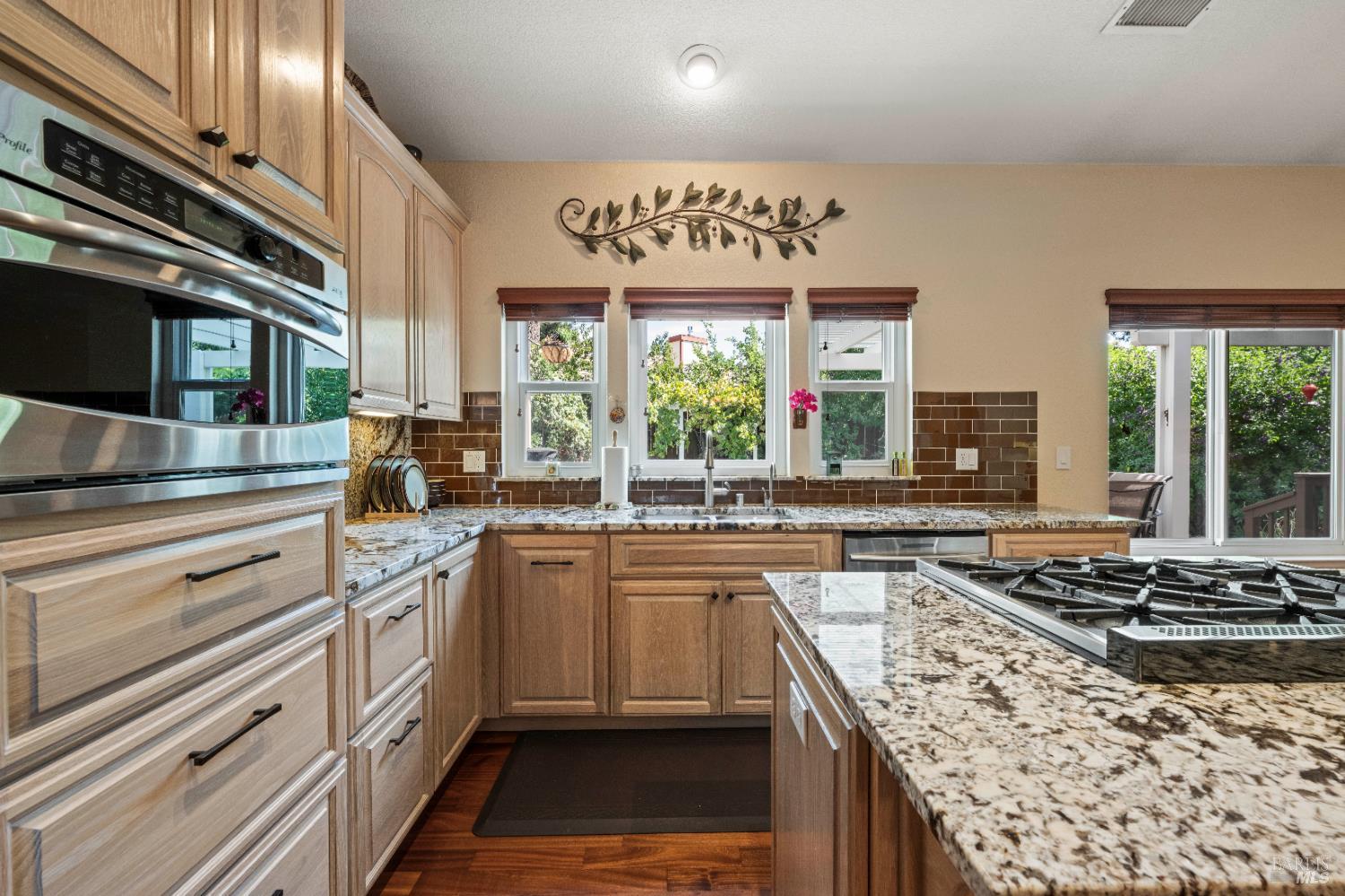 Detail Gallery Image 6 of 54 For 967 Cedar Brook Ln, Vacaville,  CA 95687 - 4 Beds | 2/1 Baths