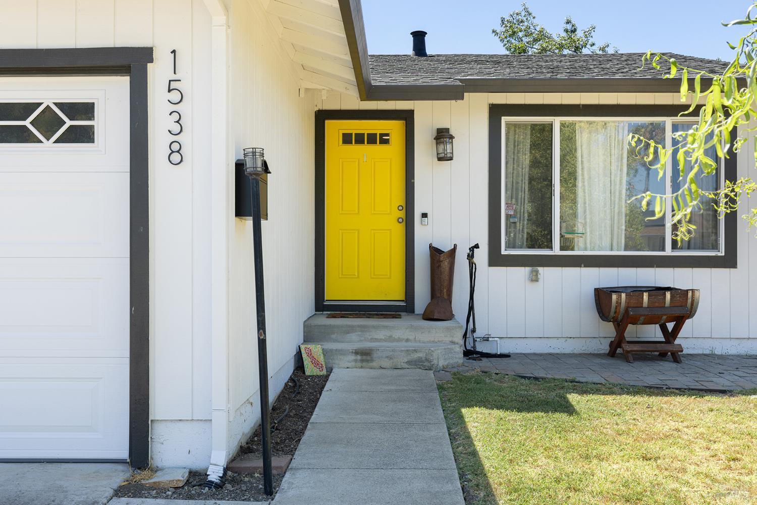 Detail Gallery Image 2 of 27 For 1538 Surrey Dr, Santa Rosa,  CA 95401 - 2 Beds | 1 Baths
