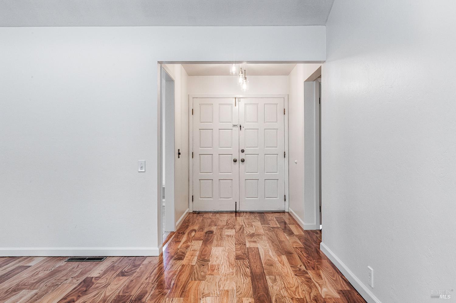 Detail Gallery Image 11 of 51 For 2880 Creekside Rd, Santa Rosa,  CA 95405 - 3 Beds | 2/1 Baths