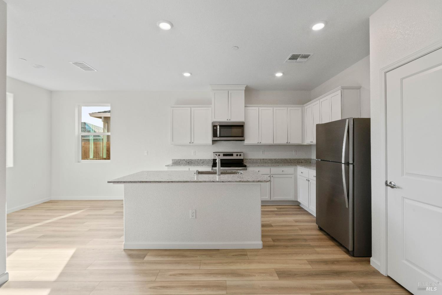 Detail Gallery Image 5 of 21 For 2231 Espana Ln, Rio Vista,  CA 94571 - 2 Beds | 2 Baths