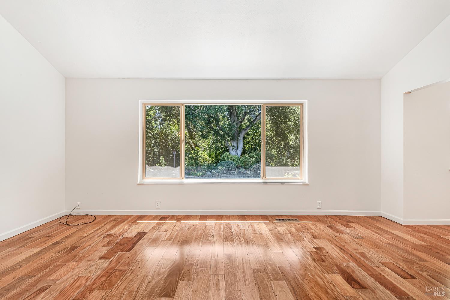 Detail Gallery Image 9 of 51 For 2880 Creekside Rd, Santa Rosa,  CA 95405 - 3 Beds | 2/1 Baths