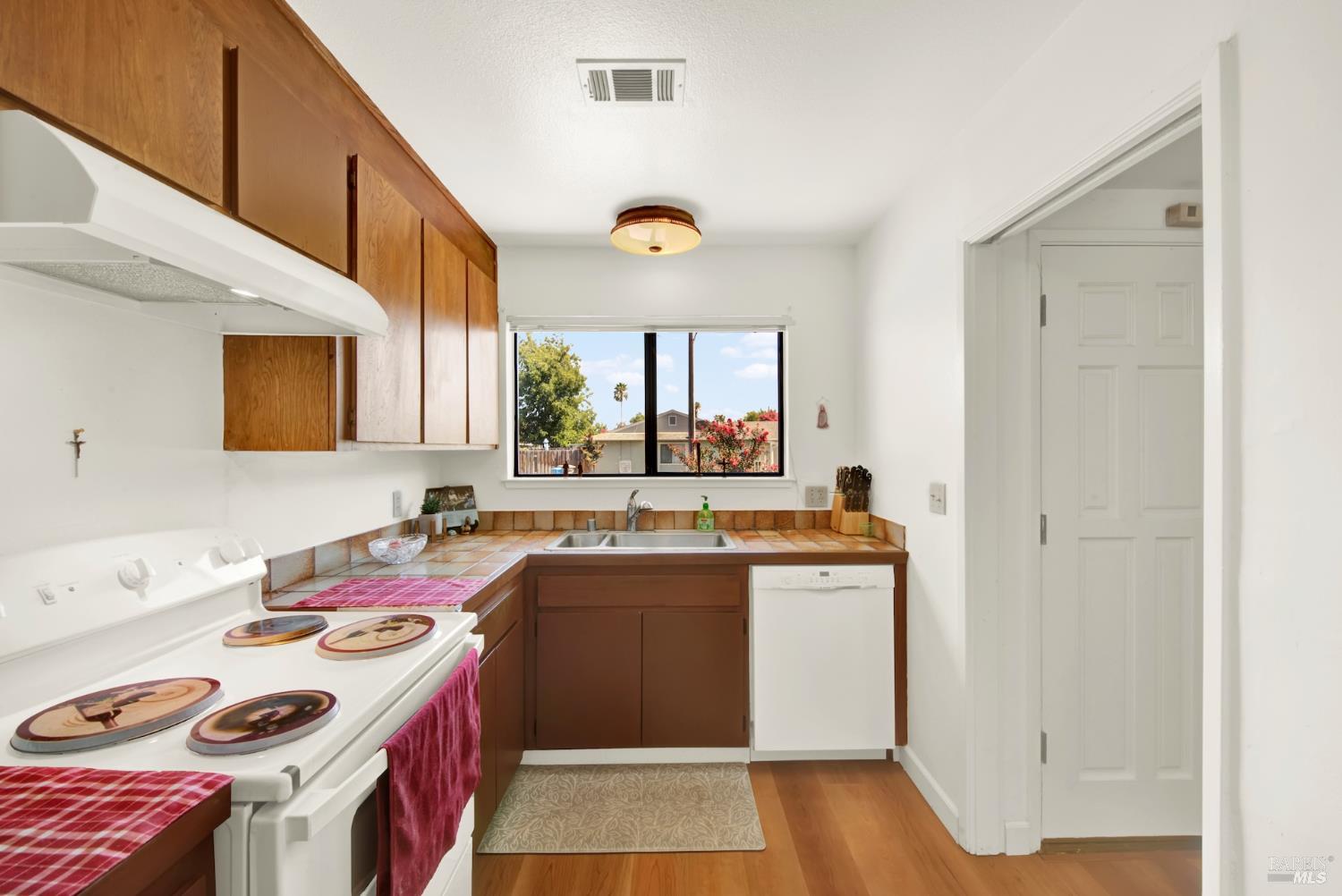 Detail Gallery Image 10 of 50 For 240 Grand Canyon Dr, Vacaville,  CA 95687 - 2 Beds | 2 Baths