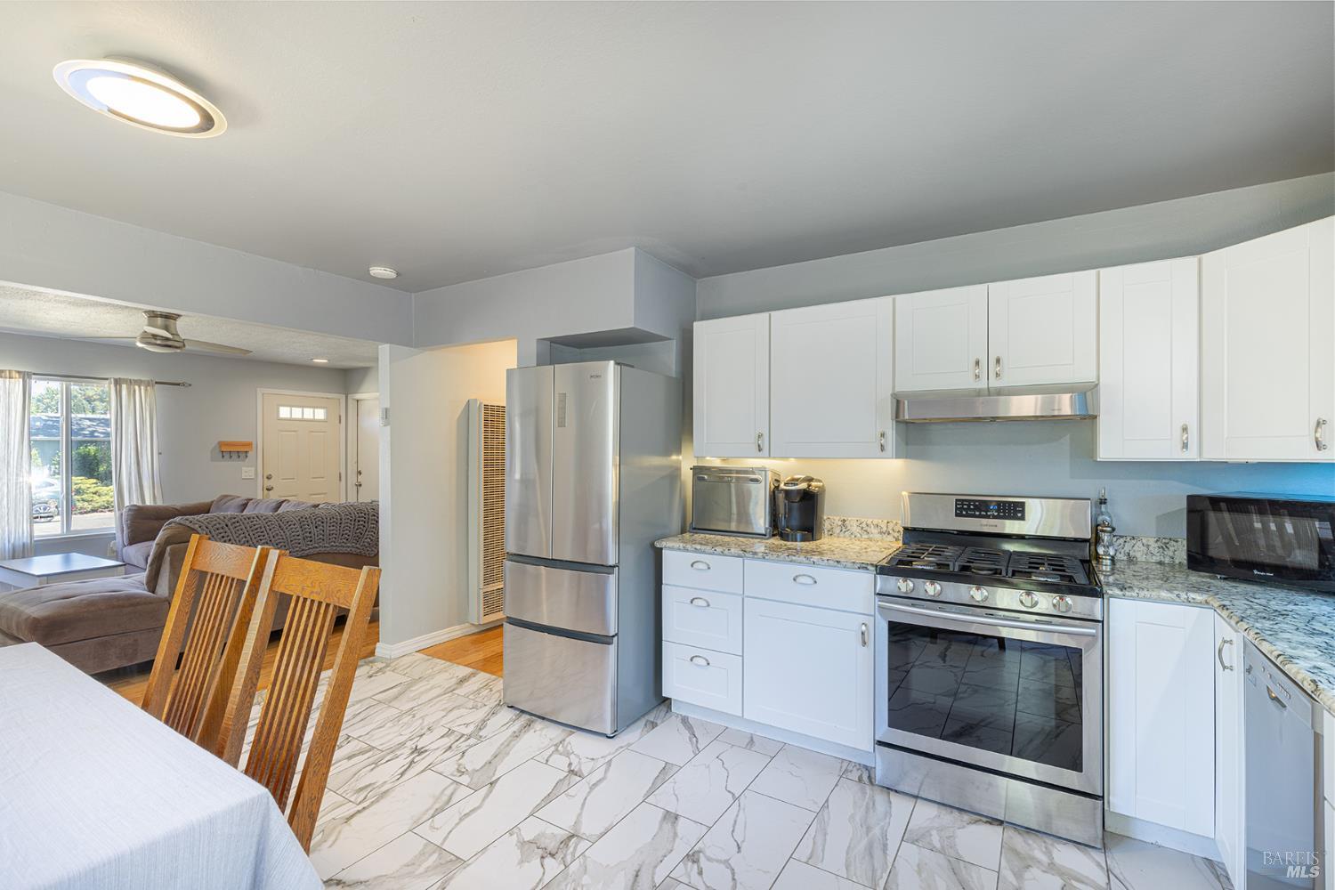 Detail Gallery Image 9 of 27 For 1538 Surrey Dr, Santa Rosa,  CA 95401 - 2 Beds | 1 Baths