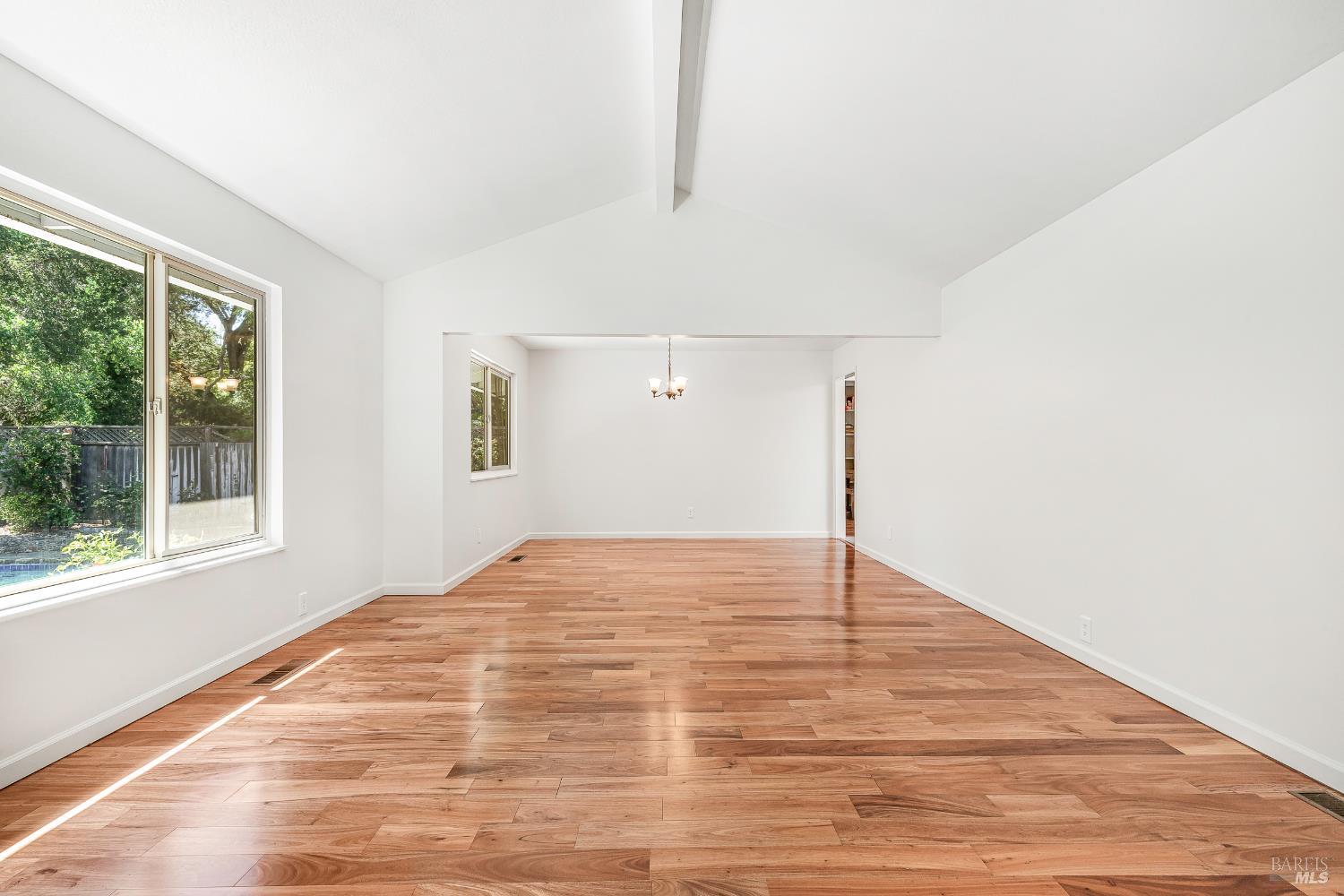 Detail Gallery Image 10 of 51 For 2880 Creekside Rd, Santa Rosa,  CA 95405 - 3 Beds | 2/1 Baths