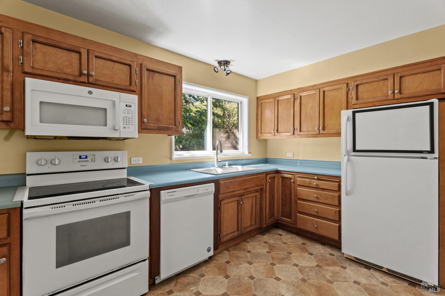 Detail Gallery Image 13 of 25 For 611 Hawthorne Ln, Willits,  CA 95490 - 2 Beds | 1 Baths