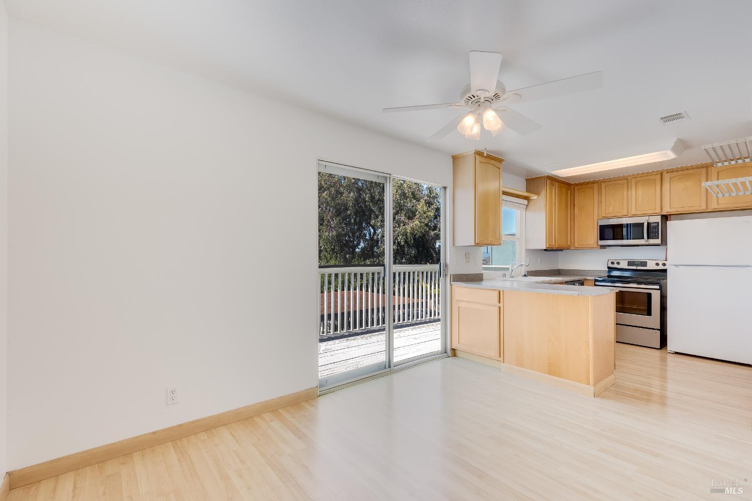 Detail Gallery Image 14 of 62 For 117 Sunset Cir #34,  Benicia,  CA 94510 - 3 Beds | 1/1 Baths