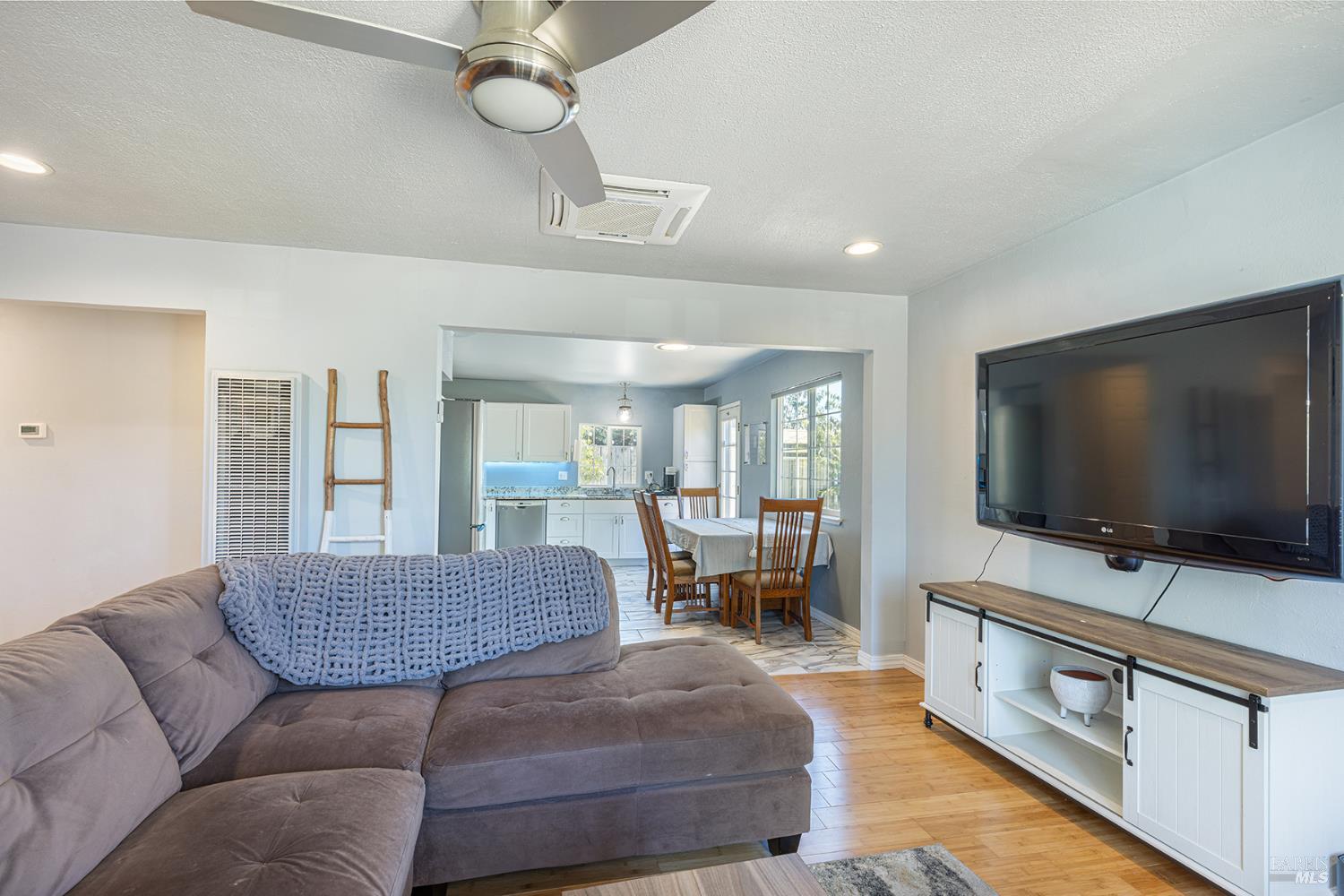 Detail Gallery Image 7 of 27 For 1538 Surrey Dr, Santa Rosa,  CA 95401 - 2 Beds | 1 Baths