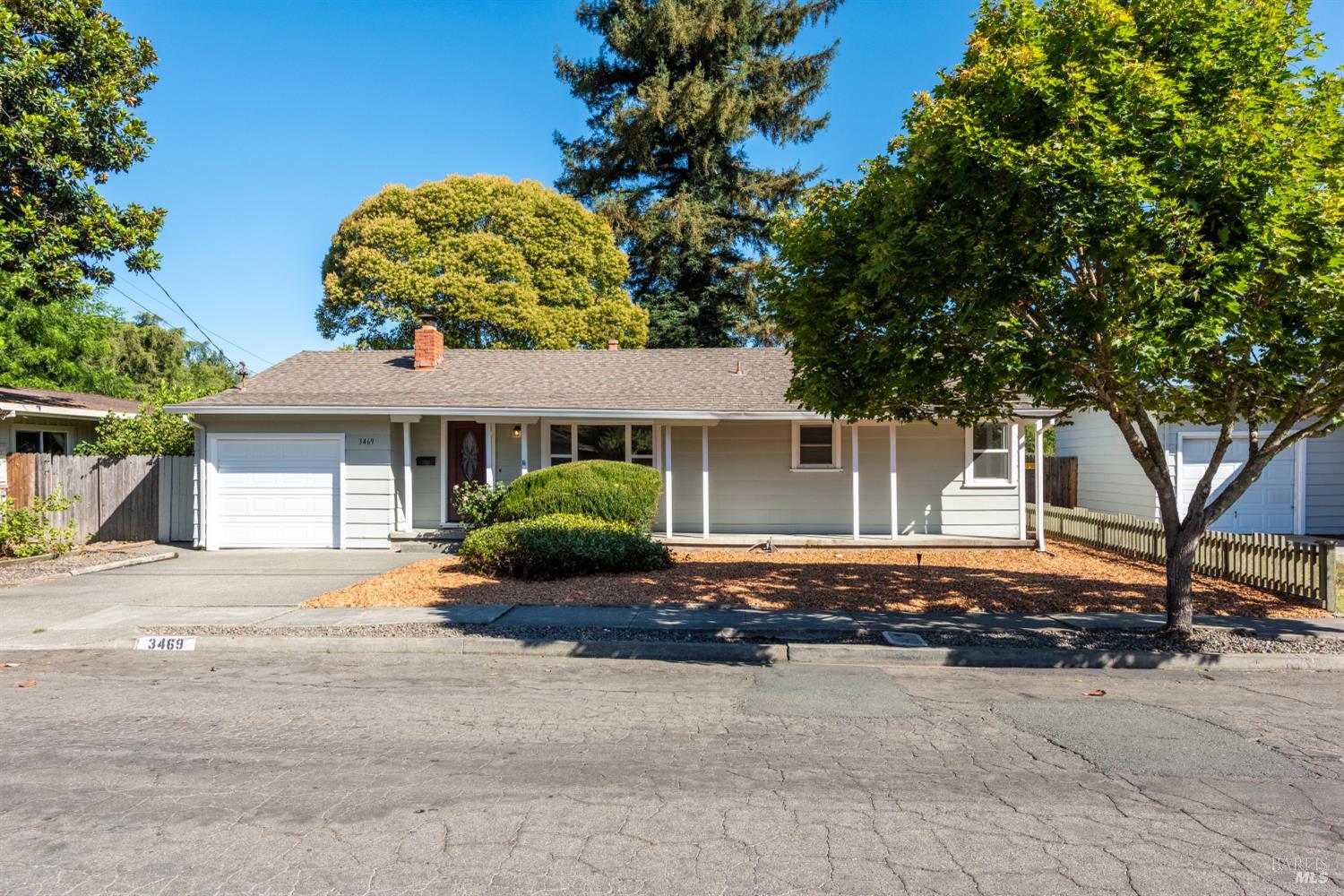 Detail Gallery Image 3 of 26 For 3469 Idaho Dr, Santa Rosa,  CA 95405 - 3 Beds | 1 Baths