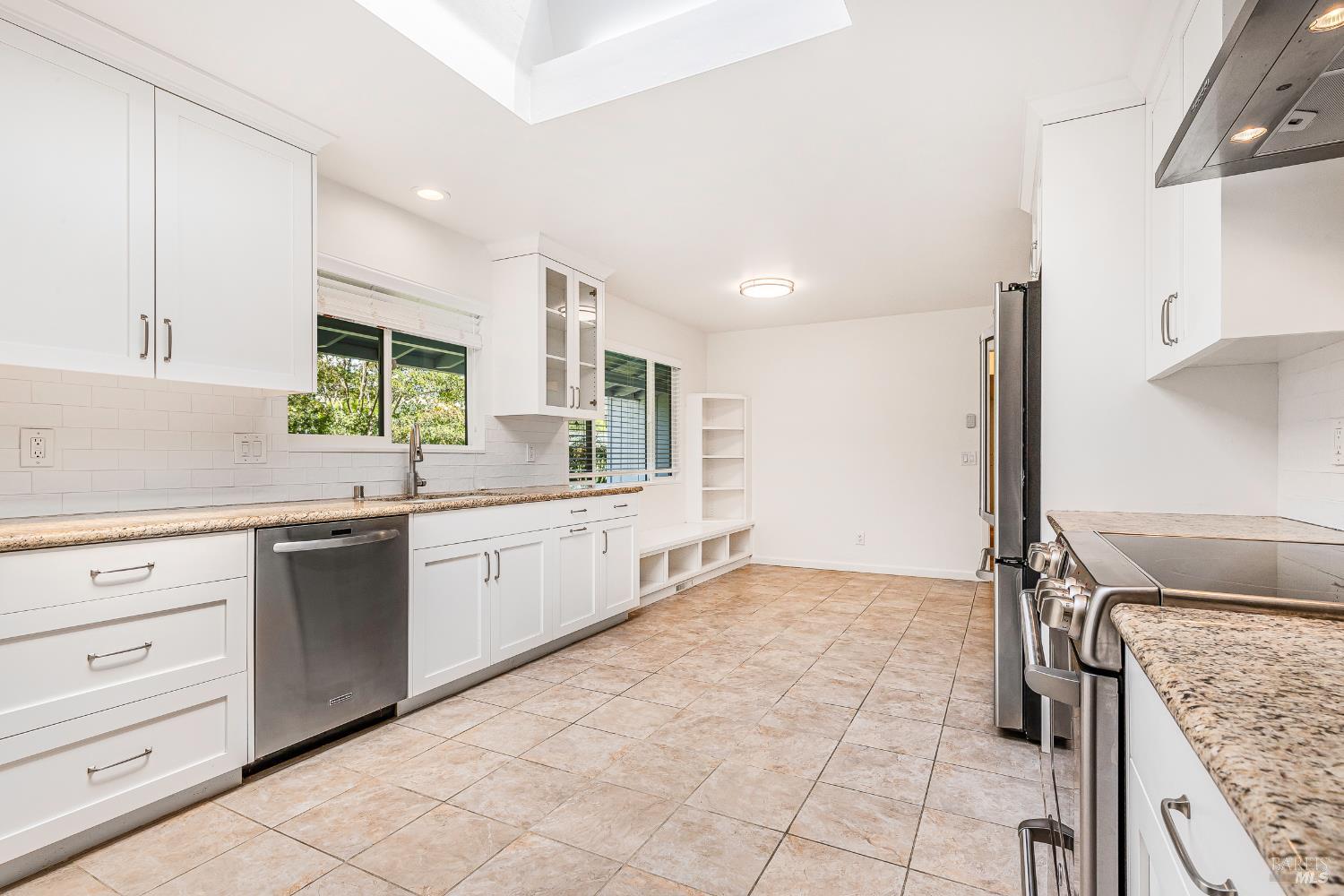 Detail Gallery Image 14 of 51 For 2880 Creekside Rd, Santa Rosa,  CA 95405 - 3 Beds | 2/1 Baths