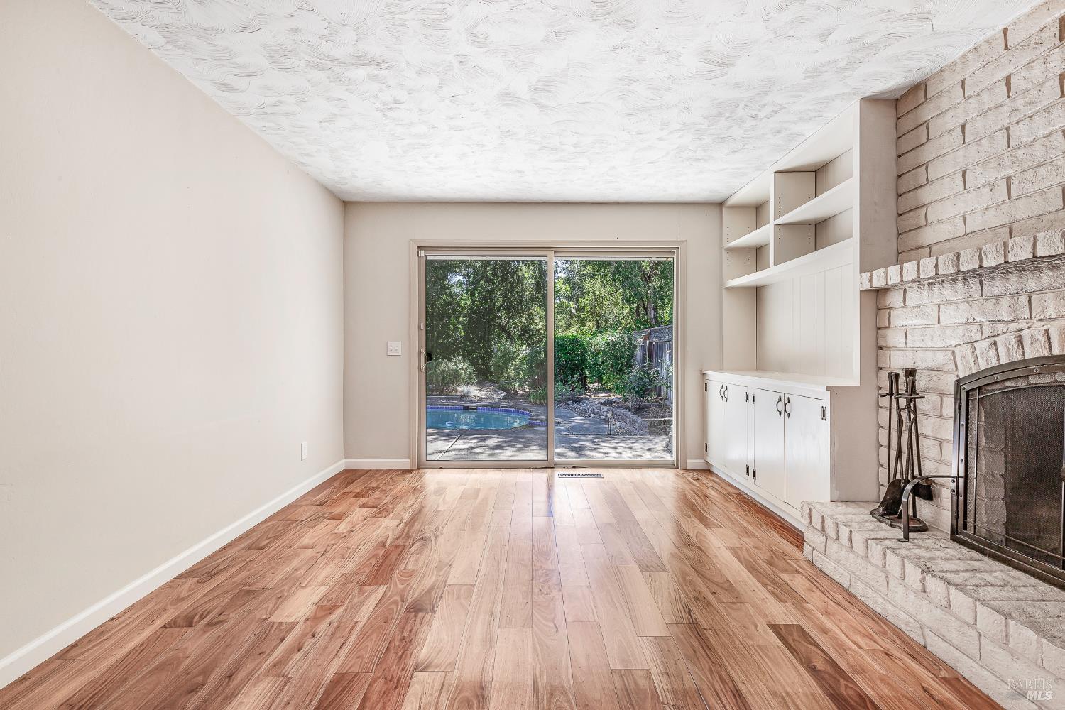 Detail Gallery Image 21 of 51 For 2880 Creekside Rd, Santa Rosa,  CA 95405 - 3 Beds | 2/1 Baths