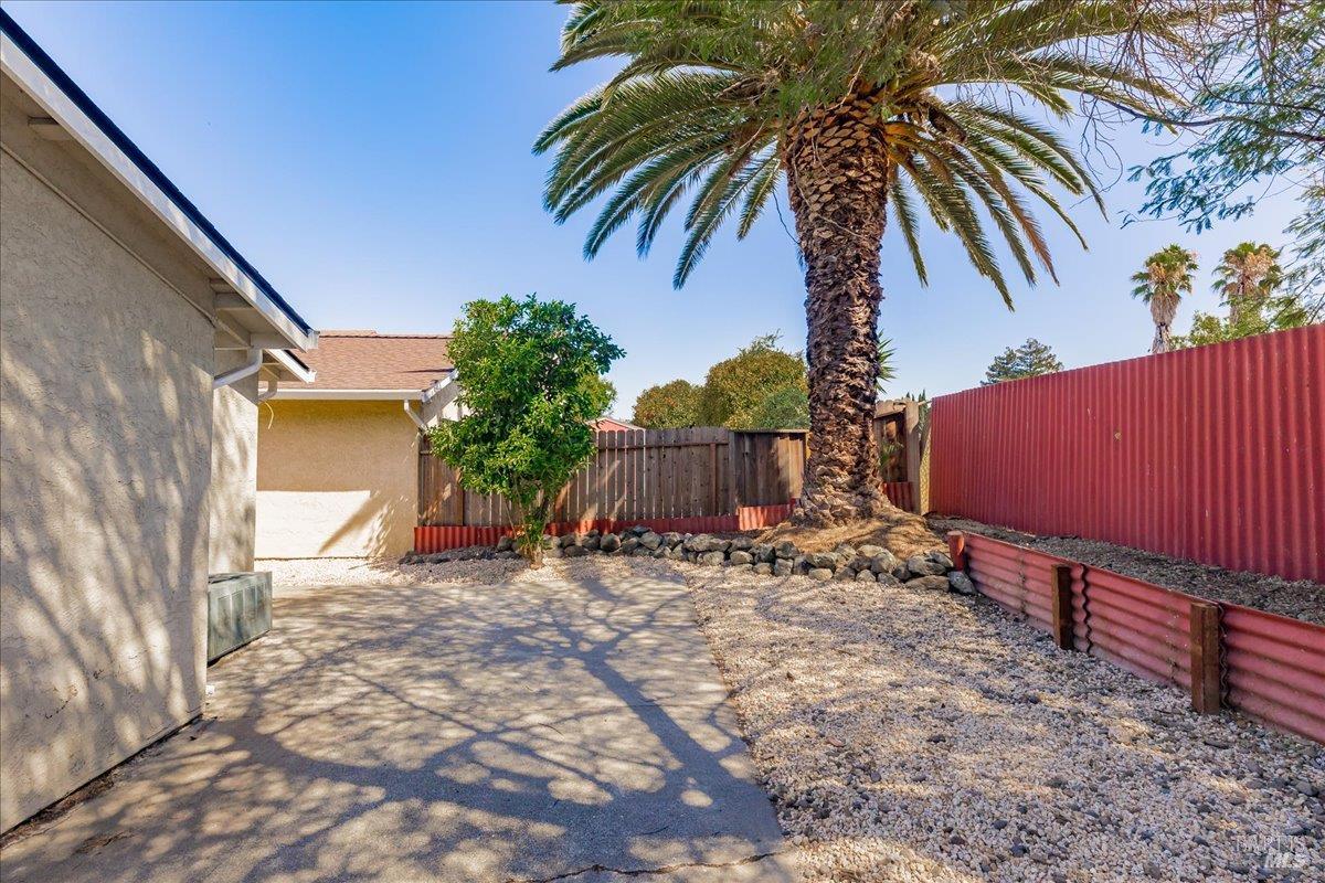 Detail Gallery Image 4 of 44 For 987 Daniel St, Fairfield,  CA 94533 - 2 Beds | 2 Baths
