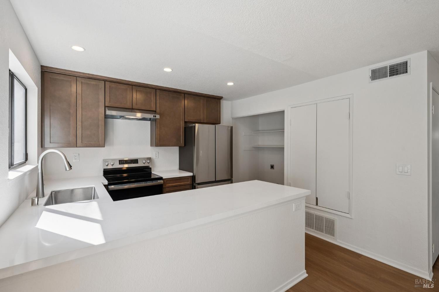 Detail Gallery Image 10 of 24 For 58 Hector Ln, Novato,  CA 94949 - 2 Beds | 1 Baths