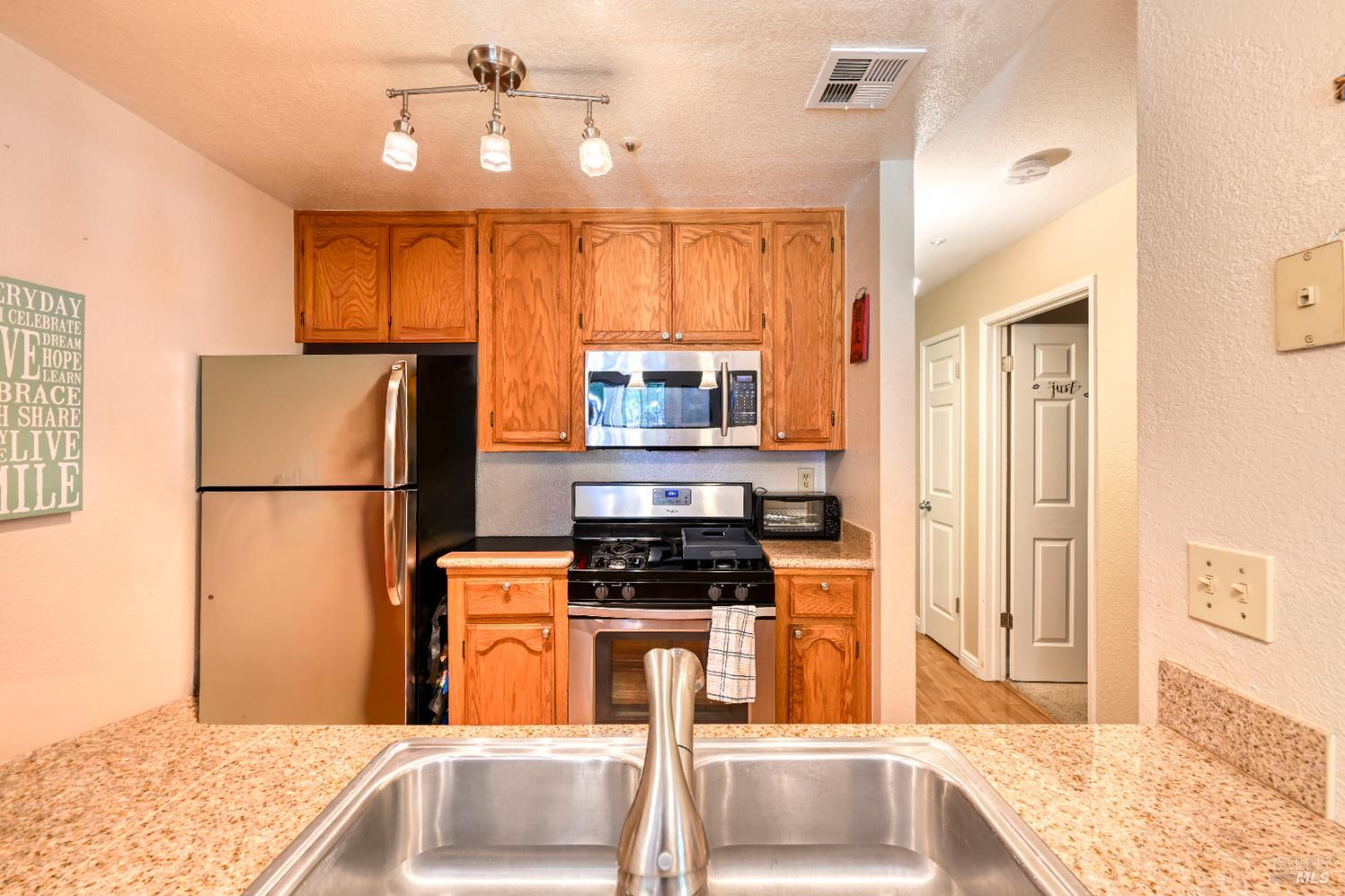 Detail Gallery Image 9 of 18 For 1801 Marshall Rd #705,  Vacaville,  CA 95687 - 2 Beds | 2 Baths