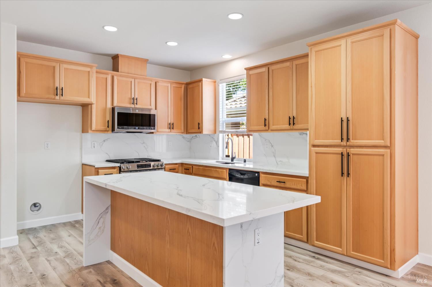 Detail Gallery Image 4 of 13 For 7312 Abbey Dr, Vallejo,  CA 94591 - 5 Beds | 3 Baths