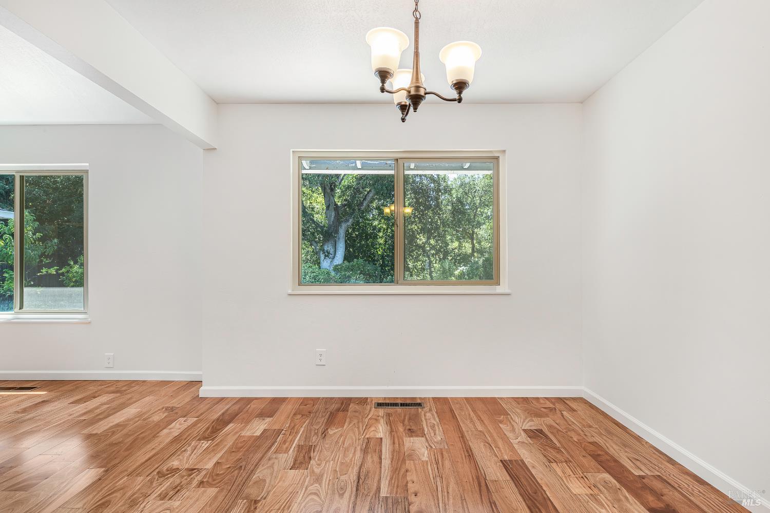 Detail Gallery Image 13 of 51 For 2880 Creekside Rd, Santa Rosa,  CA 95405 - 3 Beds | 2/1 Baths