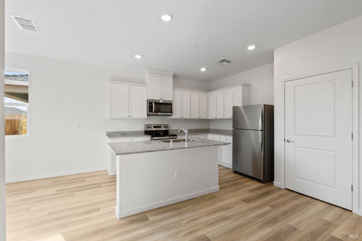 Detail Gallery Image 4 of 21 For 2231 Espana Ln, Rio Vista,  CA 94571 - 2 Beds | 2 Baths