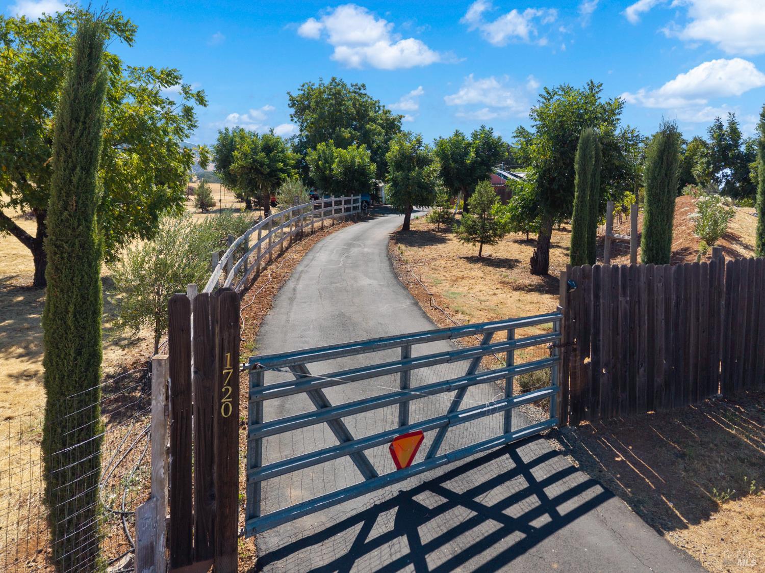 Detail Gallery Image 3 of 47 For 1720 E State Highway 20 Hwy, Upper Lake,  CA 95485 - 3 Beds | 1 Baths