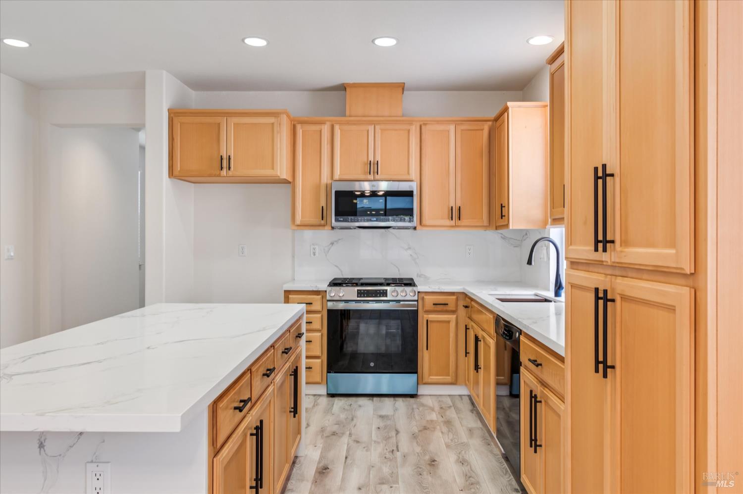 Detail Gallery Image 5 of 13 For 7312 Abbey Dr, Vallejo,  CA 94591 - 5 Beds | 3 Baths