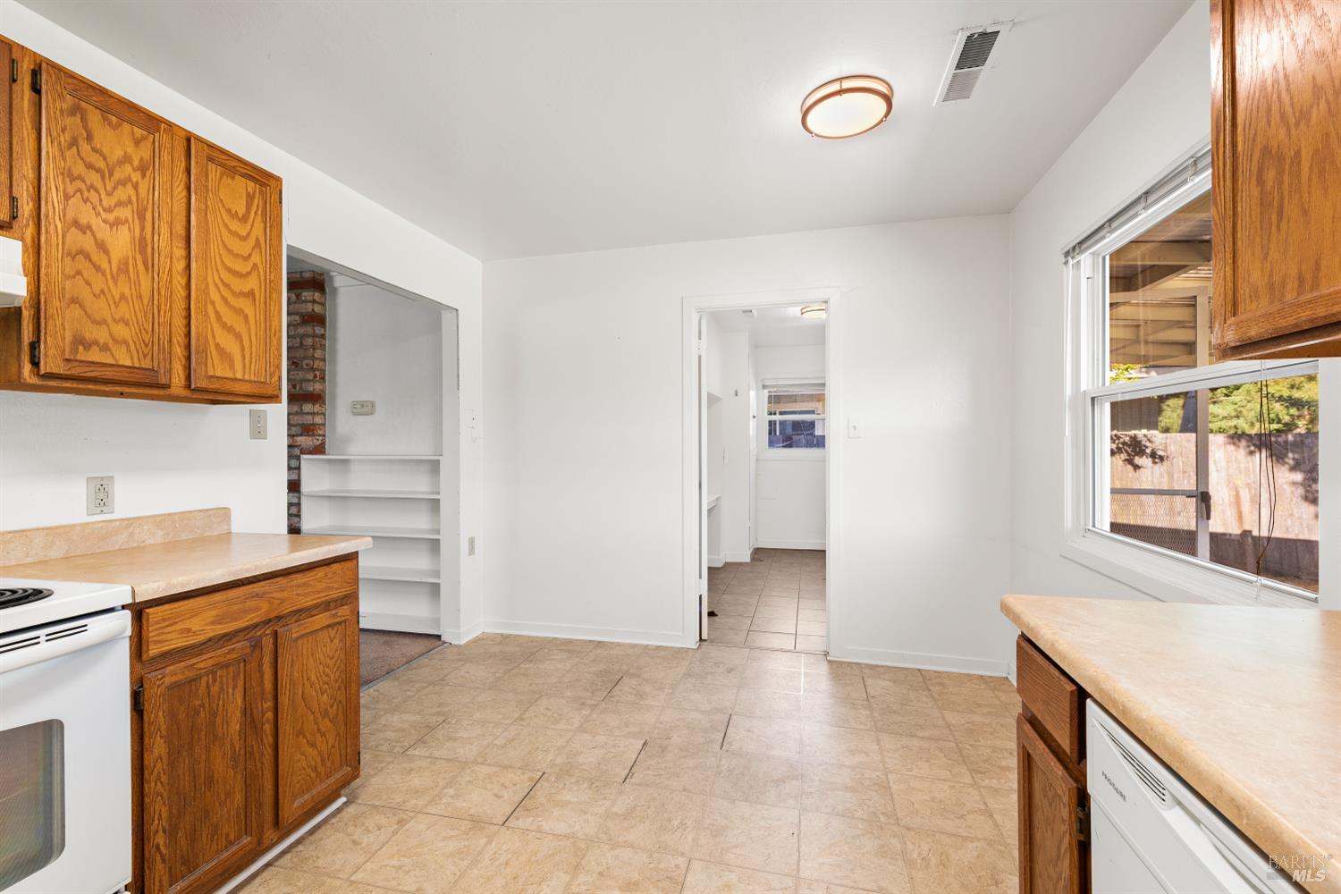 Detail Gallery Image 10 of 26 For 3469 Idaho Dr, Santa Rosa,  CA 95405 - 3 Beds | 1 Baths