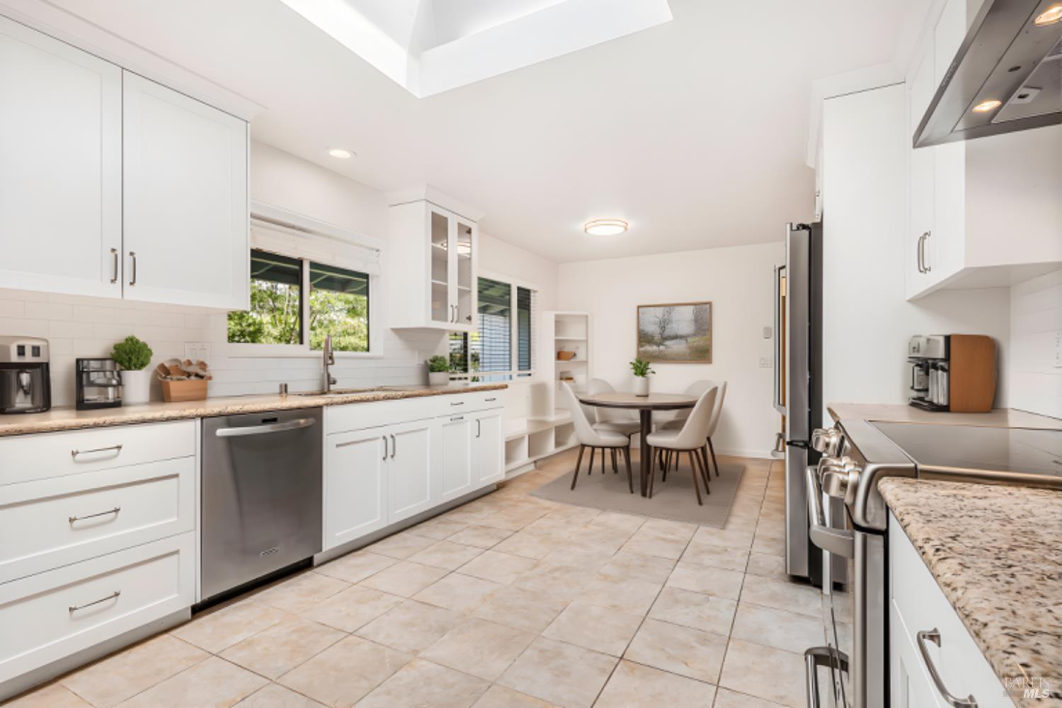Detail Gallery Image 5 of 51 For 2880 Creekside Rd, Santa Rosa,  CA 95405 - 3 Beds | 2/1 Baths