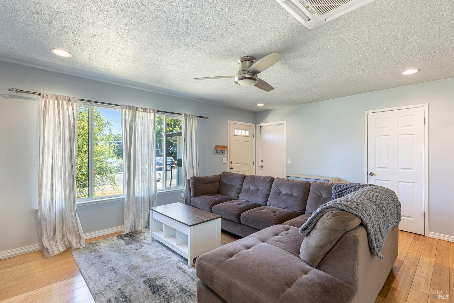 Detail Gallery Image 5 of 27 For 1538 Surrey Dr, Santa Rosa,  CA 95401 - 2 Beds | 1 Baths