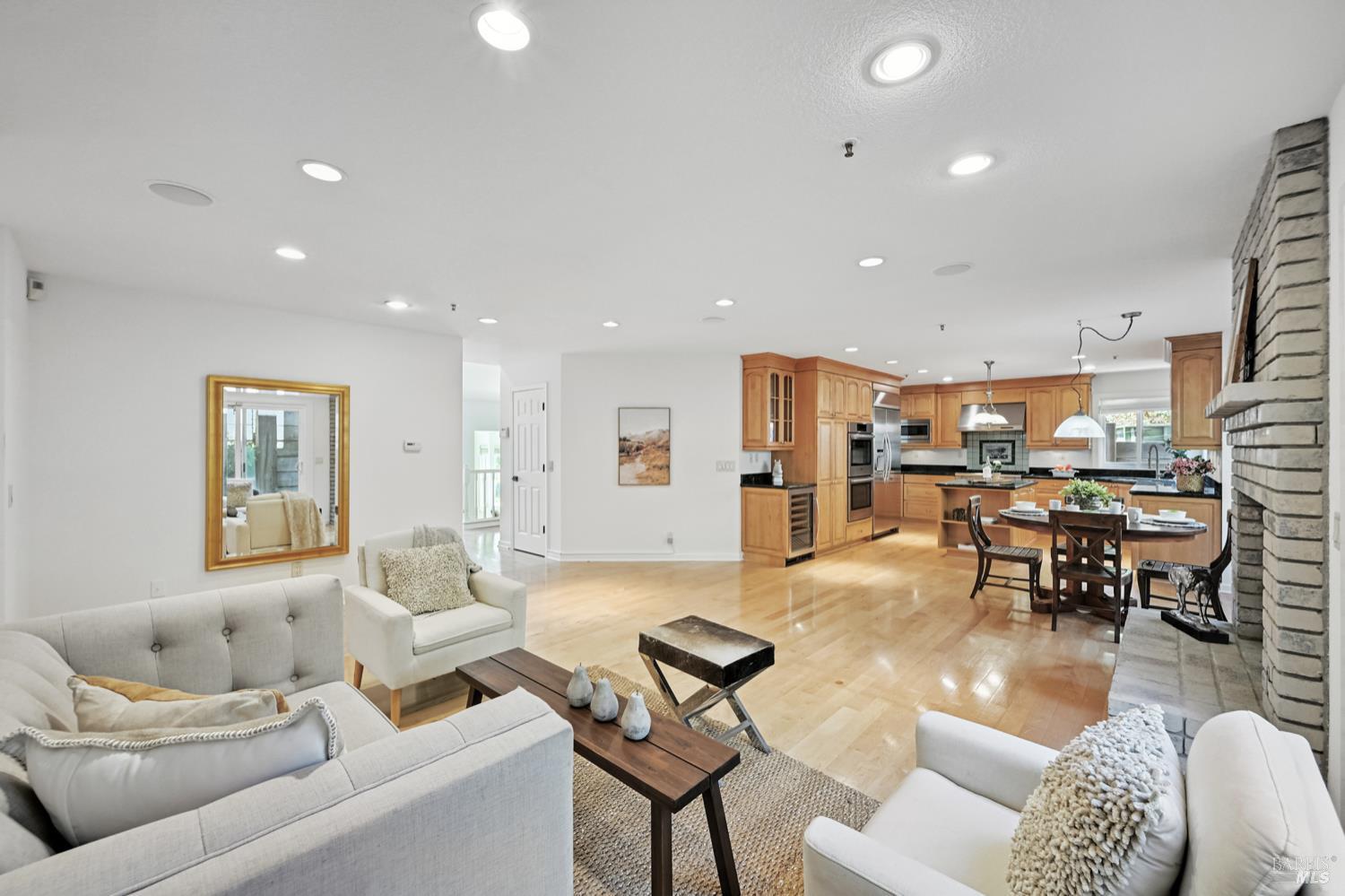 Detail Gallery Image 8 of 31 For 201 Deborah Ct, Novato,  CA 94949 - 4 Beds | 3 Baths
