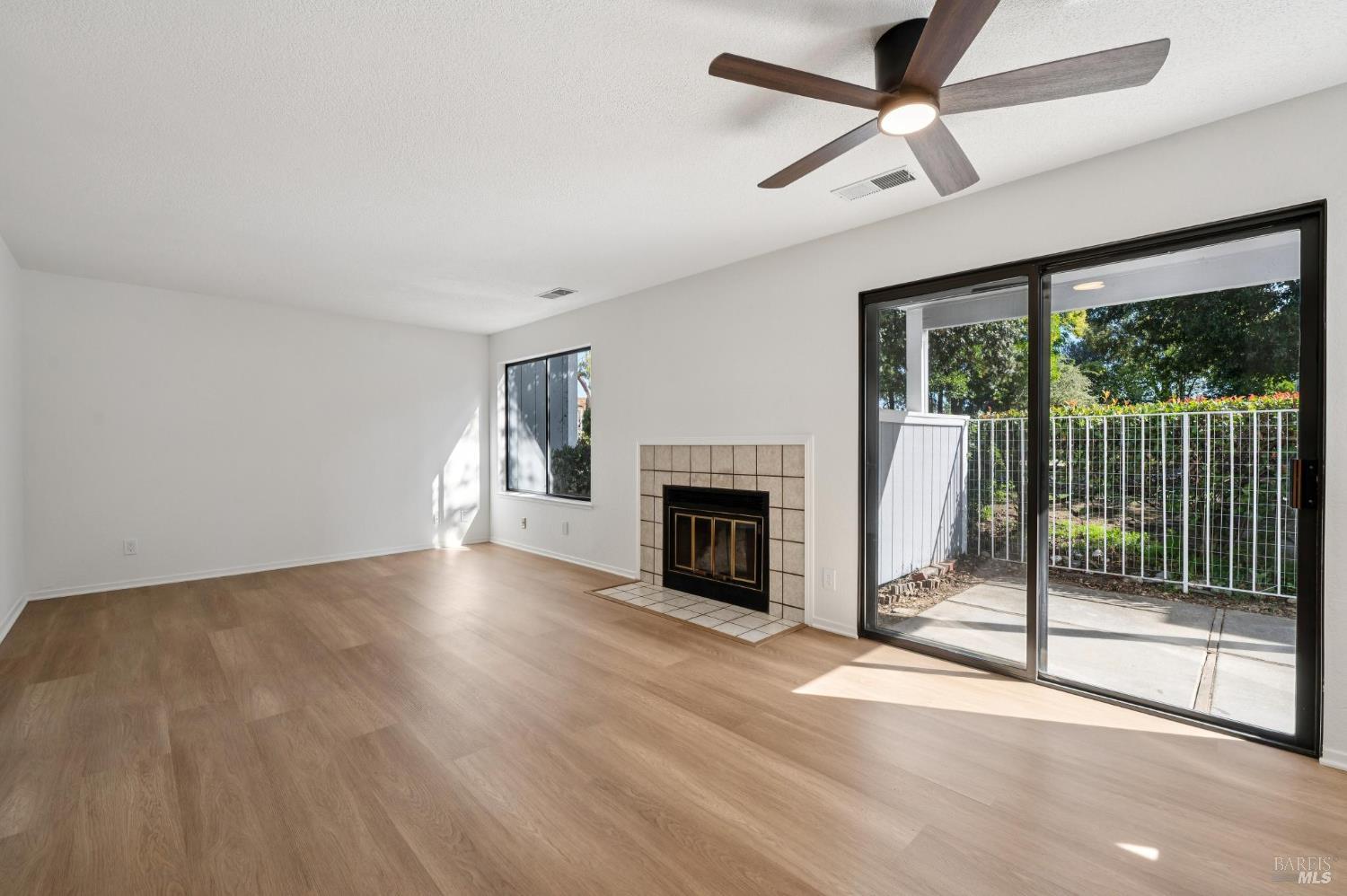 Detail Gallery Image 3 of 24 For 58 Hector Ln, Novato,  CA 94949 - 2 Beds | 1 Baths