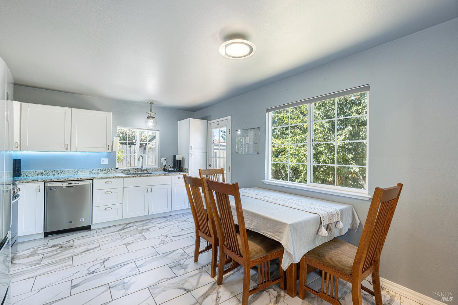 Detail Gallery Image 8 of 27 For 1538 Surrey Dr, Santa Rosa,  CA 95401 - 2 Beds | 1 Baths