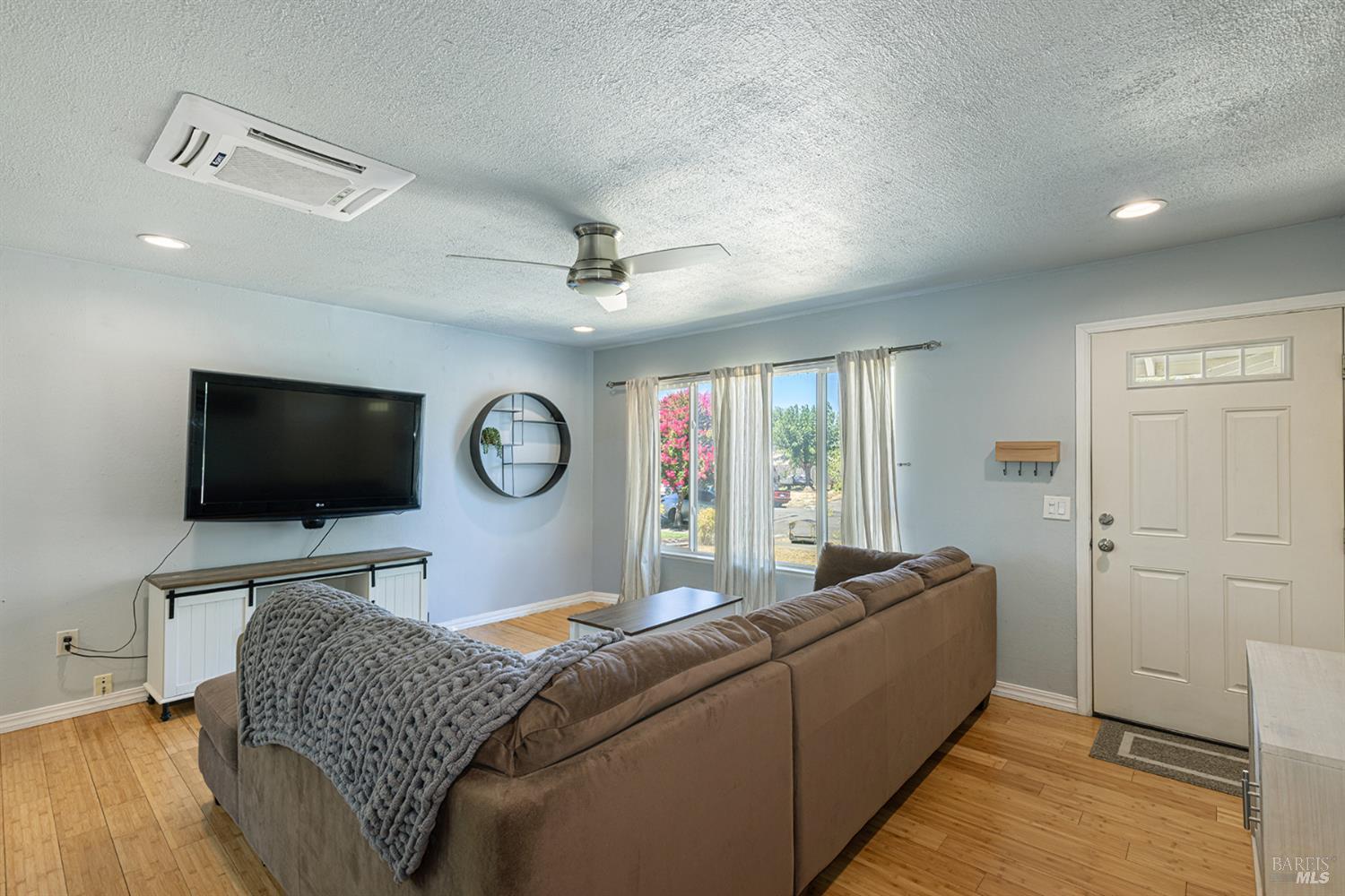 Detail Gallery Image 6 of 27 For 1538 Surrey Dr, Santa Rosa,  CA 95401 - 2 Beds | 1 Baths