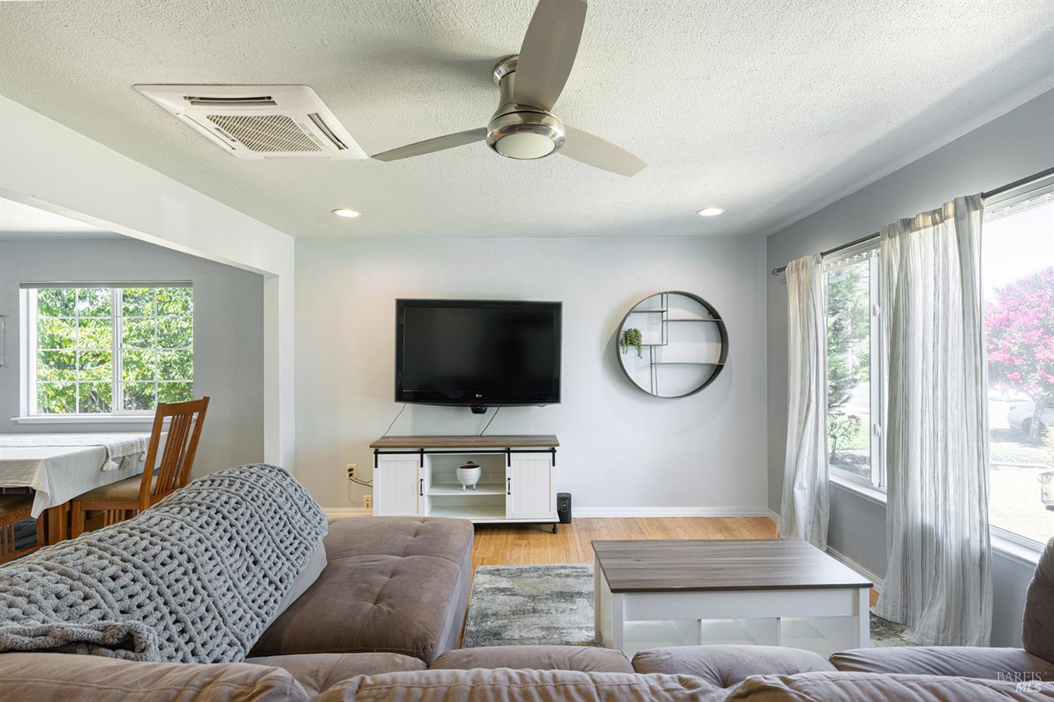 Detail Gallery Image 4 of 27 For 1538 Surrey Dr, Santa Rosa,  CA 95401 - 2 Beds | 1 Baths