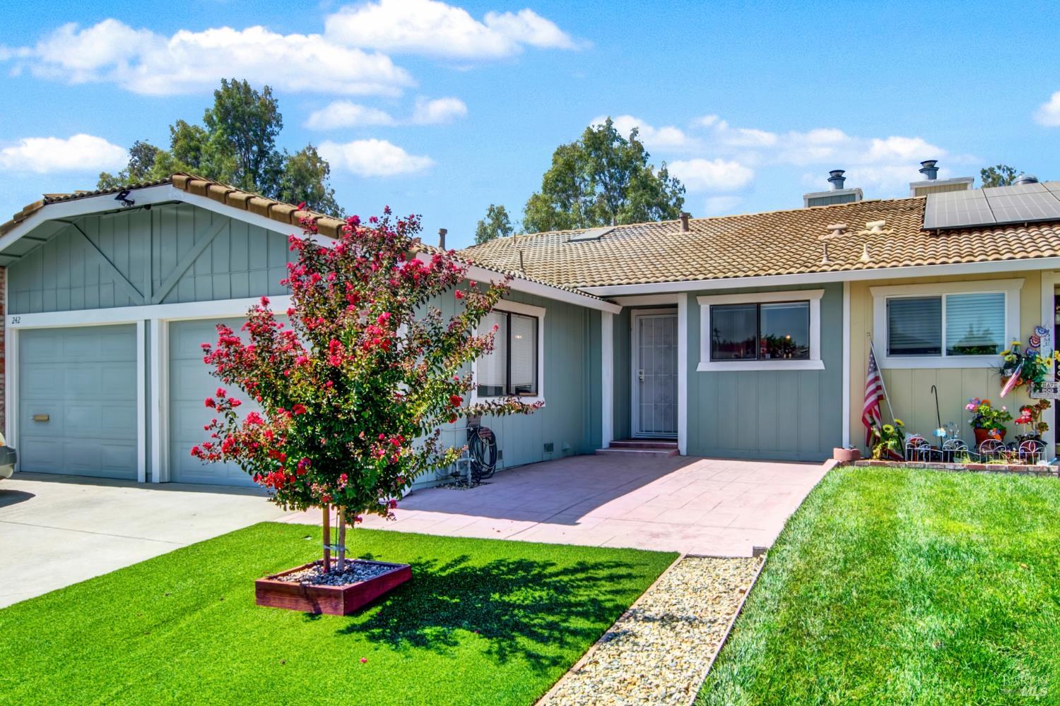 Detail Gallery Image 3 of 50 For 240 Grand Canyon Dr, Vacaville,  CA 95687 - 2 Beds | 2 Baths