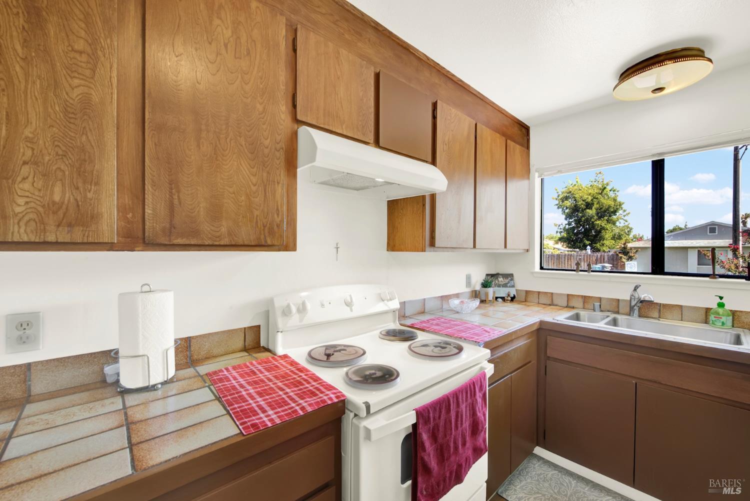 Detail Gallery Image 9 of 50 For 240 Grand Canyon Dr, Vacaville,  CA 95687 - 2 Beds | 2 Baths