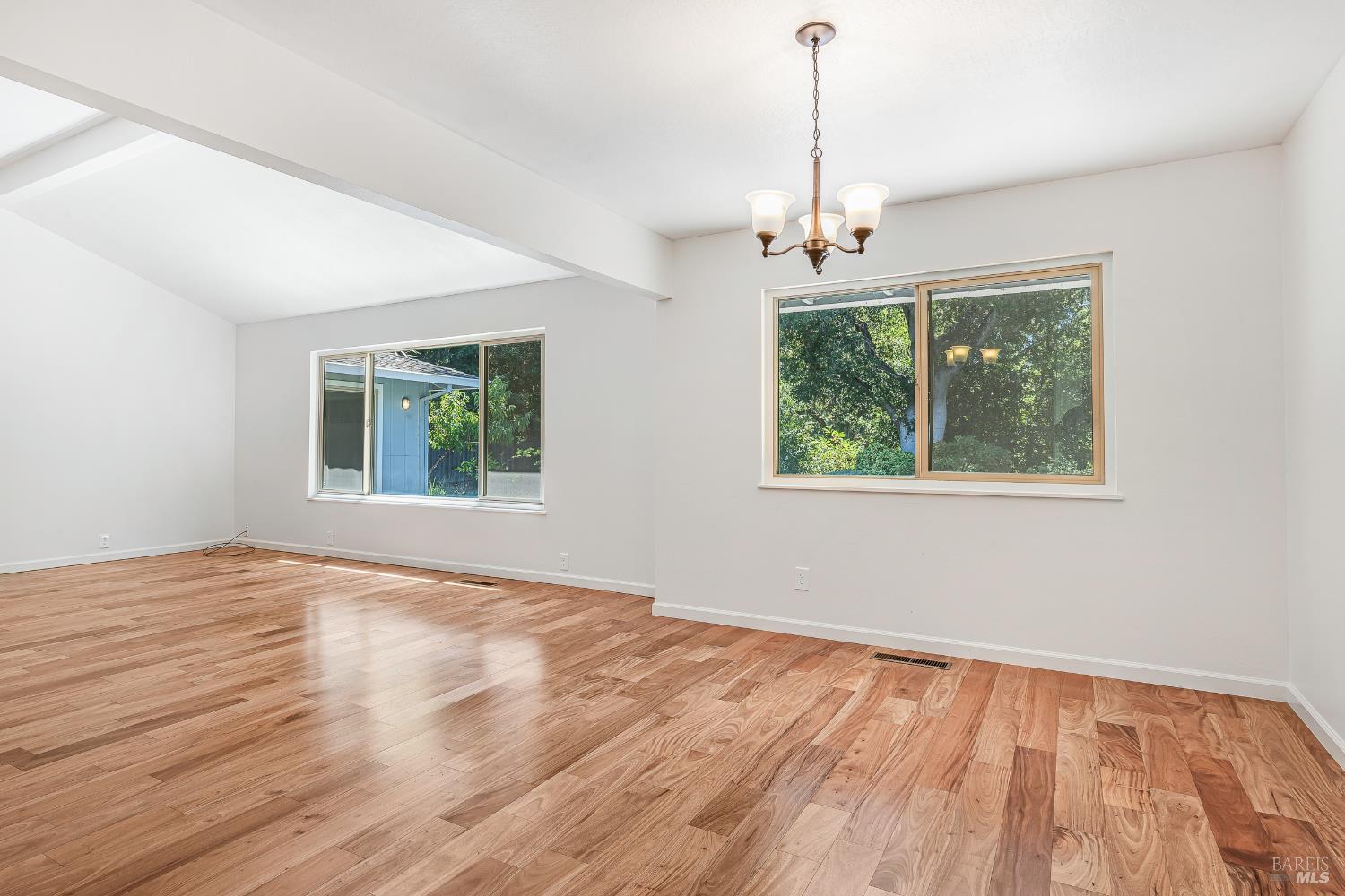 Detail Gallery Image 12 of 51 For 2880 Creekside Rd, Santa Rosa,  CA 95405 - 3 Beds | 2/1 Baths