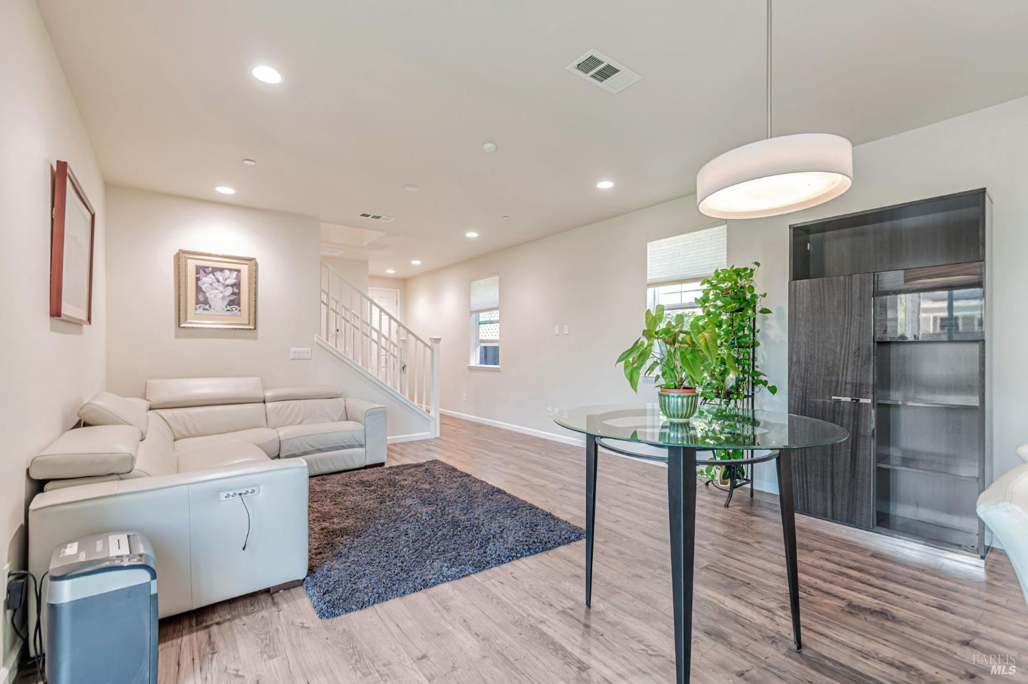 Detail Gallery Image 8 of 41 For 1493 W 3rd St, Santa Rosa,  CA 95401 - 4 Beds | 3 Baths