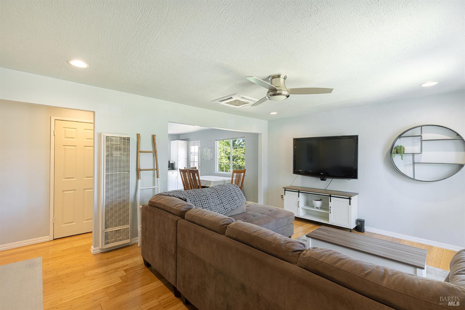 Detail Gallery Image 3 of 27 For 1538 Surrey Dr, Santa Rosa,  CA 95401 - 2 Beds | 1 Baths