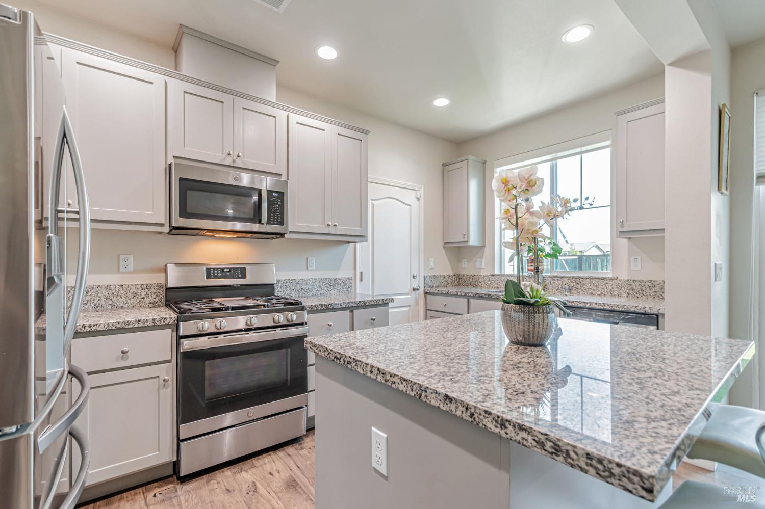 Detail Gallery Image 12 of 41 For 1493 W 3rd St, Santa Rosa,  CA 95401 - 4 Beds | 3 Baths