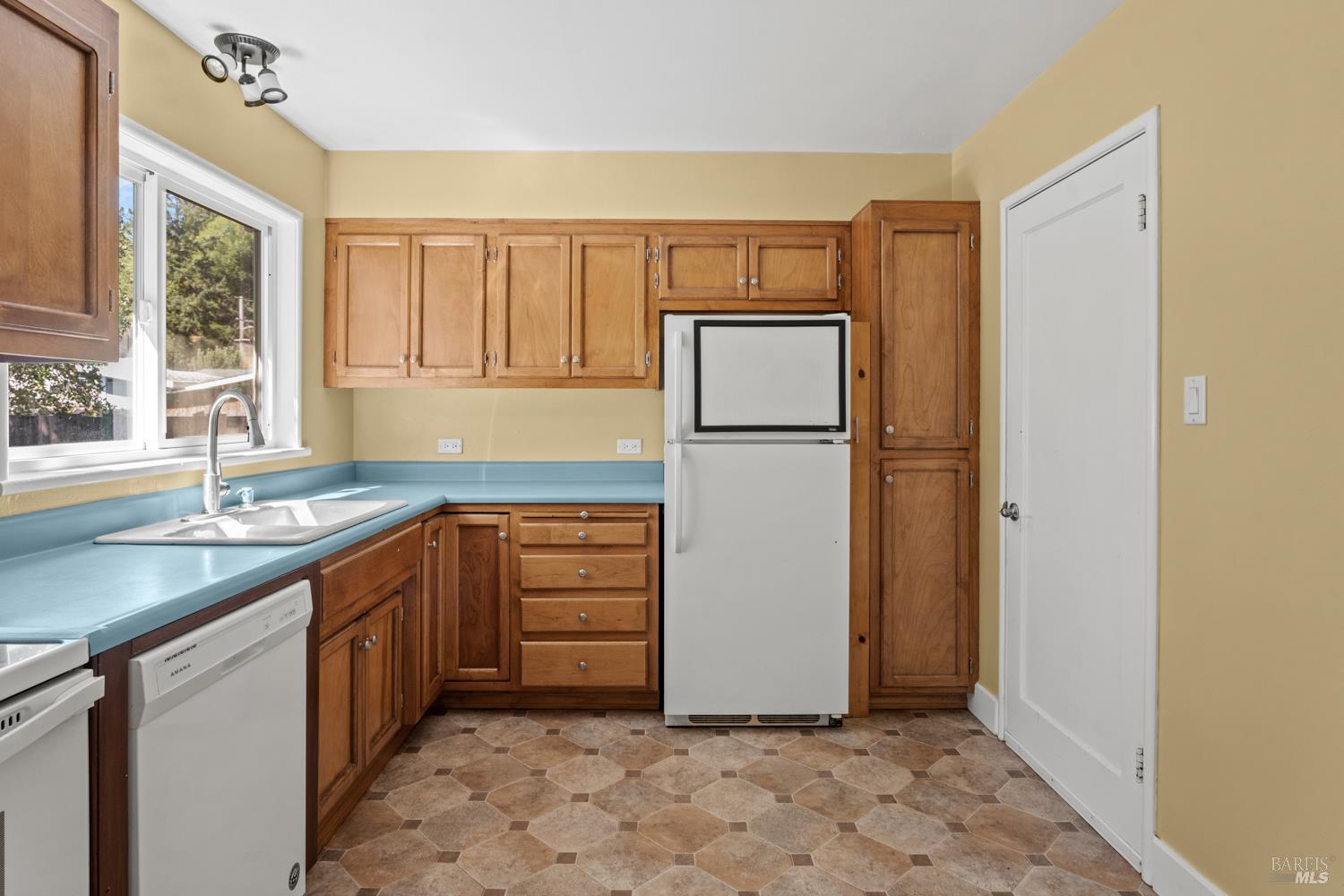 Detail Gallery Image 12 of 25 For 611 Hawthorne Ln, Willits,  CA 95490 - 2 Beds | 1 Baths