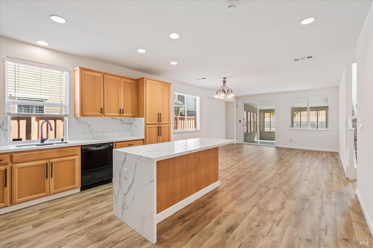 Detail Gallery Image 6 of 13 For 7312 Abbey Dr, Vallejo,  CA 94591 - 5 Beds | 3 Baths