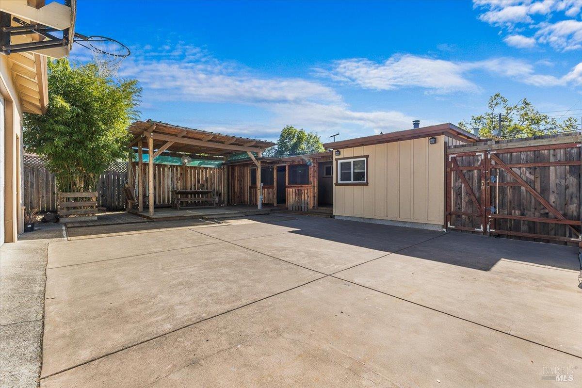 Detail Gallery Image 26 of 33 For 2420 Lomitas Ave, Santa Rosa,  CA 95404 - 4 Beds | 2 Baths