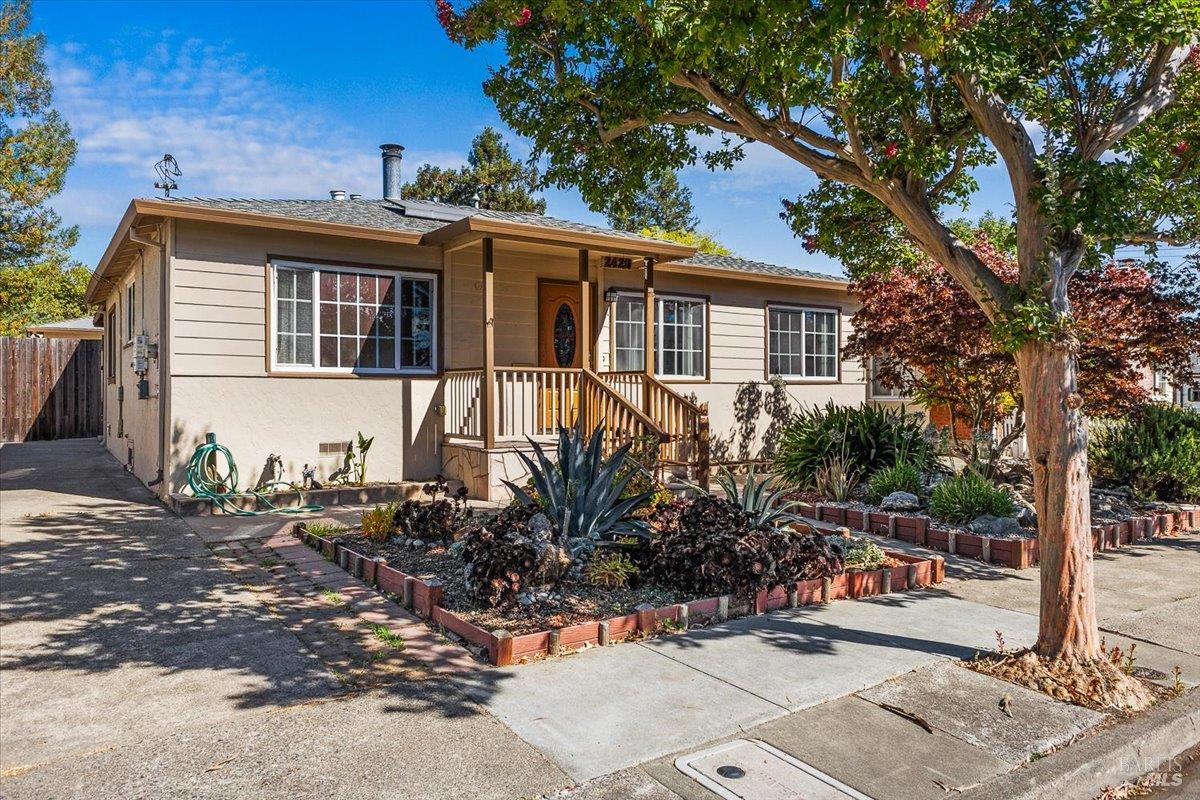 Detail Gallery Image 2 of 33 For 2420 Lomitas Ave, Santa Rosa,  CA 95404 - 4 Beds | 2 Baths