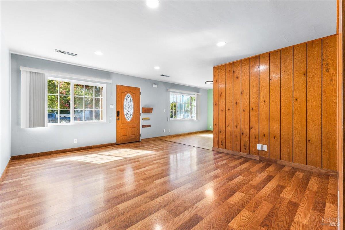 Detail Gallery Image 5 of 33 For 2420 Lomitas Ave, Santa Rosa,  CA 95404 - 4 Beds | 2 Baths