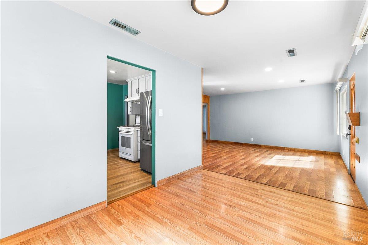 Detail Gallery Image 8 of 33 For 2420 Lomitas Ave, Santa Rosa,  CA 95404 - 4 Beds | 2 Baths