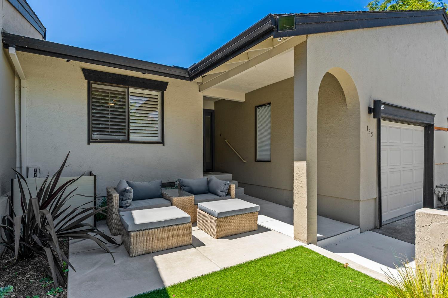 Detail Gallery Image 4 of 28 For 135 Vineyard Cir, Yountville,  CA 94599 - 2 Beds | 2 Baths